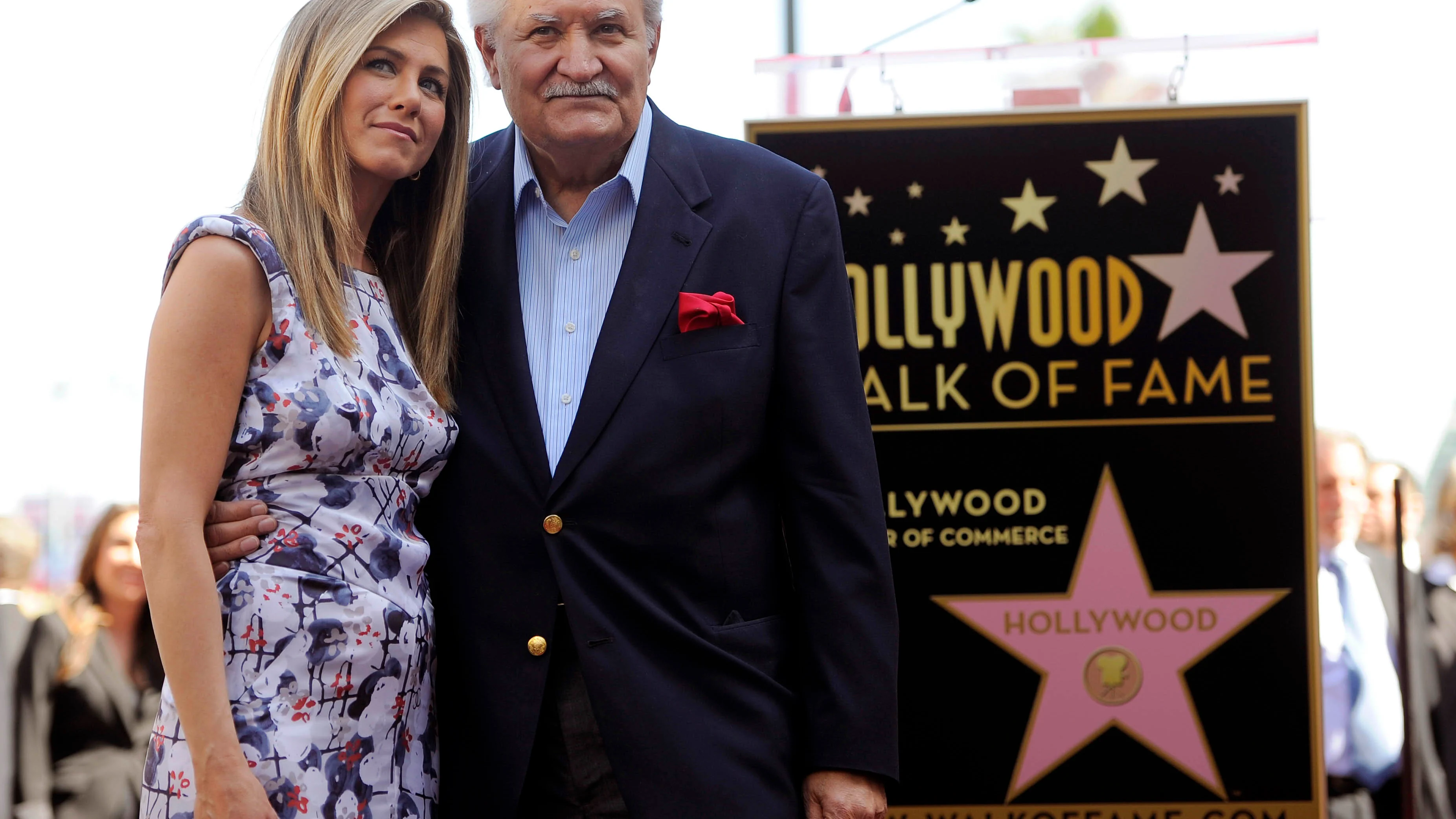Jennifer Aniston anuncia el fallecimiento de su padre, el actor John Aniston, a los 89 años
