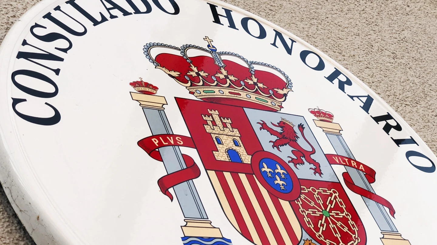 El cónsul honorario no es un funcionario de carrera, aunque tiene ciertas competencias El cónsul honorario no es un funcionario de carrera, aunque tiene ciertas competencias