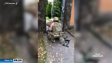 El emotivo momento en el que un soldado ucraniano se reencuentra con su abuela en Jersón