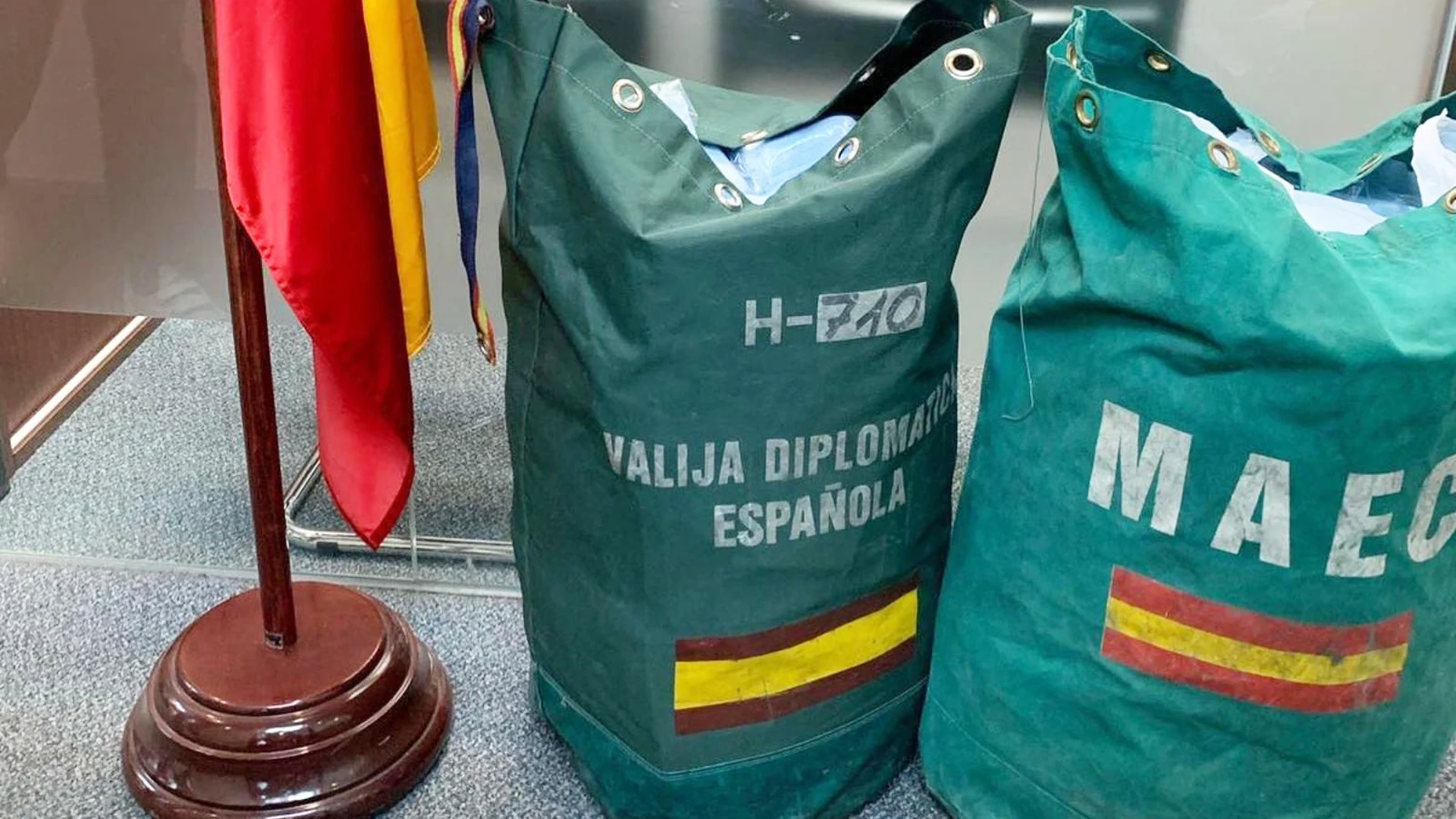 Una valija diplomática española, en la Embajada española en Pekín