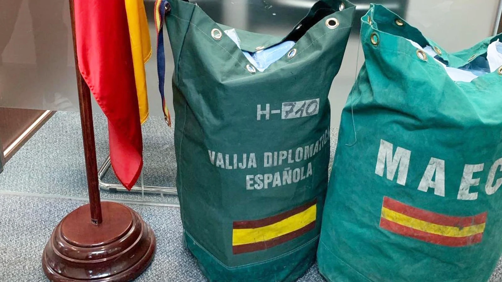 Una valija diplomática española, en la Embajada española en Pekín