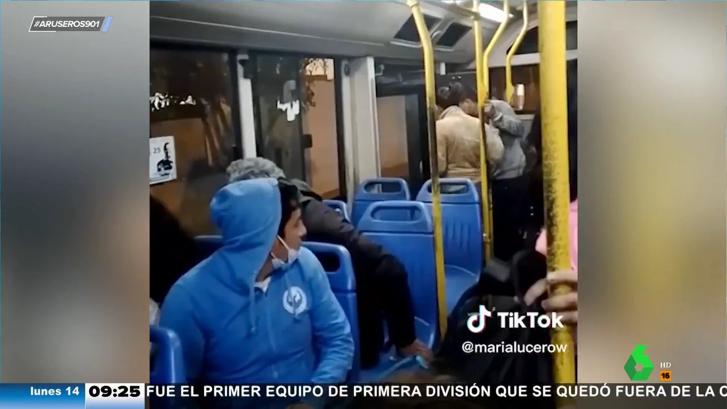 Una mujer embarazada se pone de parto en un autobús y el conductor la lleva al hospital Una mujer embarazada se pone de parto en un autobús y el conductor la lleva al hospital