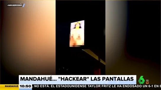 Hackean las pantallas de información del metro para poner una peli porno Hackean las pantallas de información del metro para poner una peli porno
