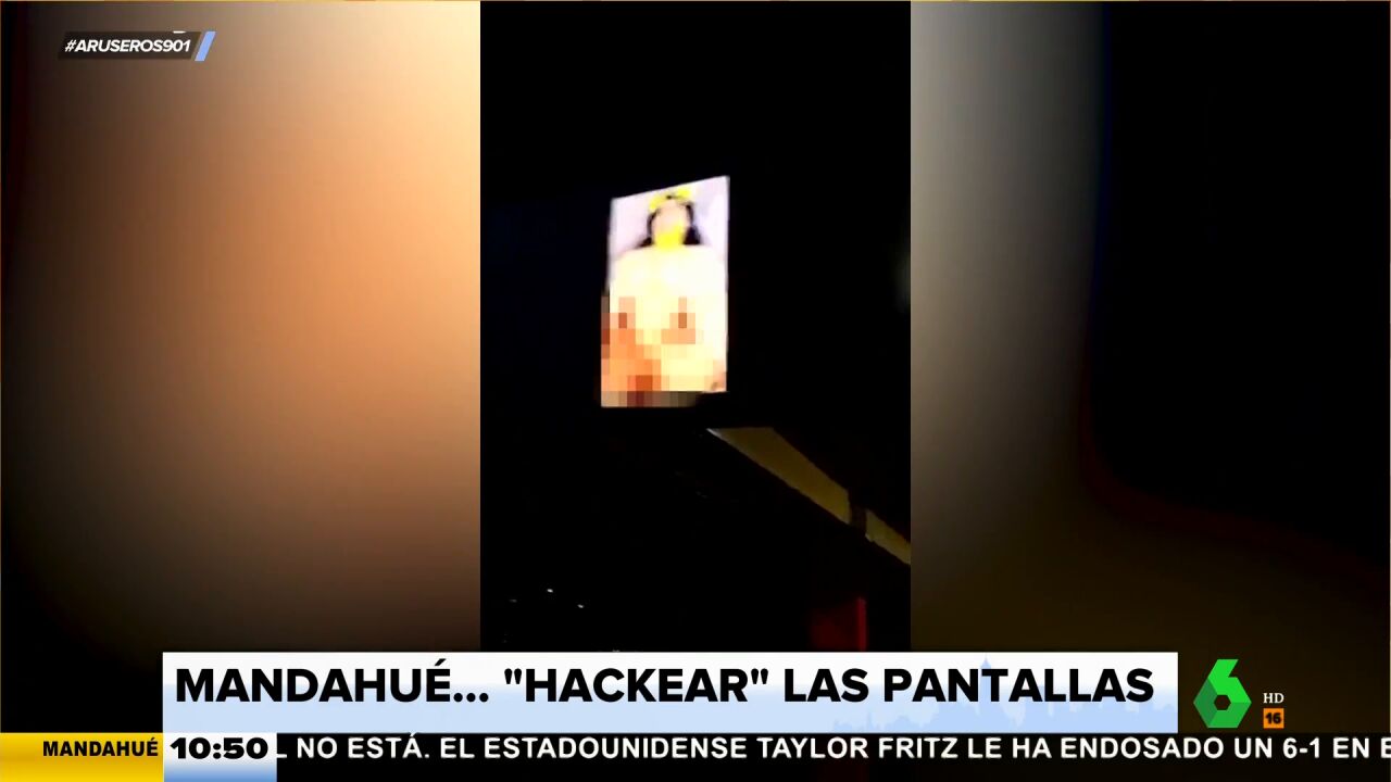 Hackean la pantalla de información del metro para poner una peli porno