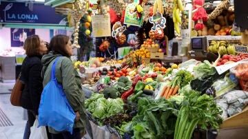 Personas comprando en un mercado