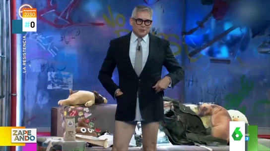 Boris Izaguirre se baja los pantalones en La Resistencia y se queda en calzoncillos Boris Izaguirre se baja los pantalones en La Resistencia y se queda en calzoncillos