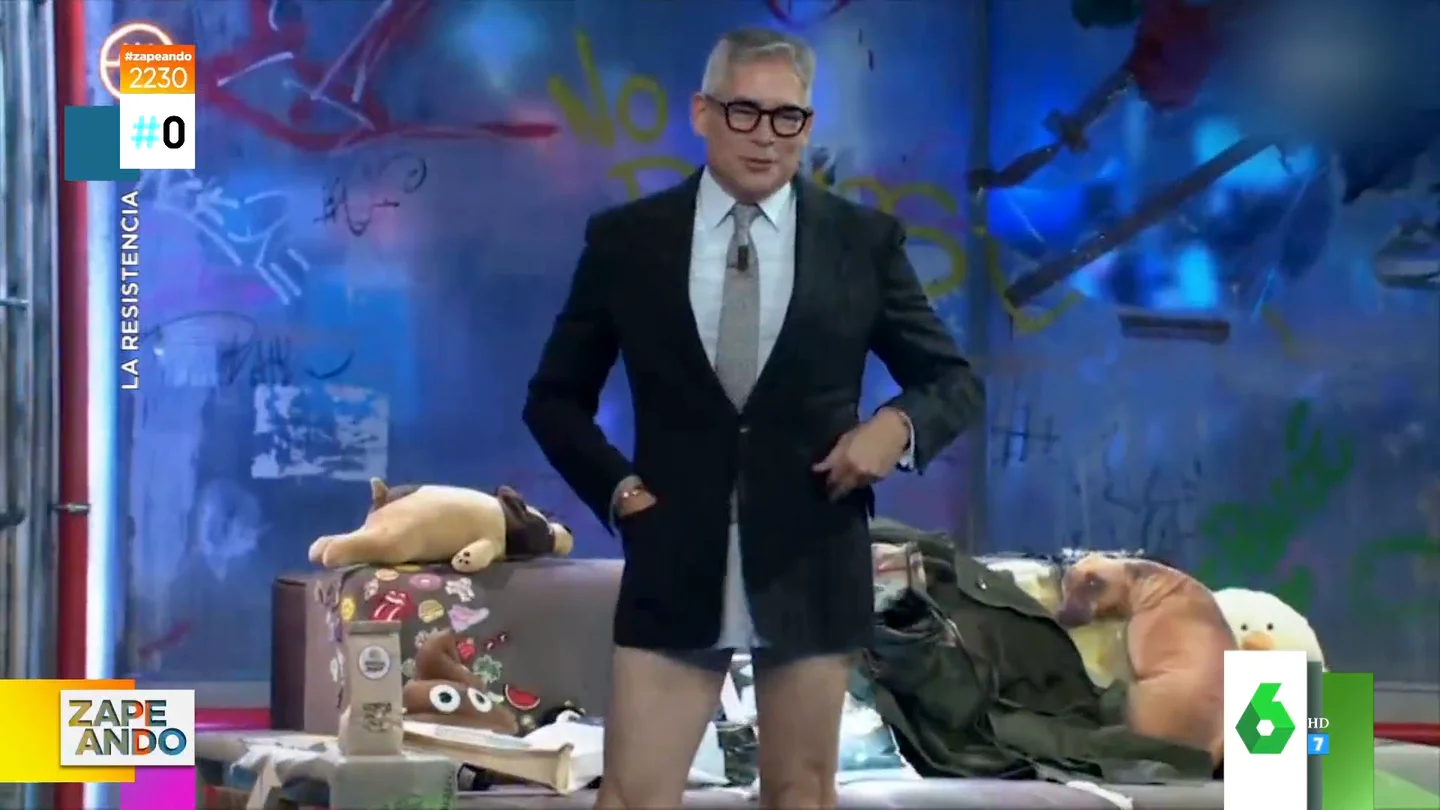 Boris Izaguirre se baja los pantalones en La Resistencia y se queda en calzoncillos Boris Izaguirre se baja los pantalones en La Resistencia y se queda en calzoncillos