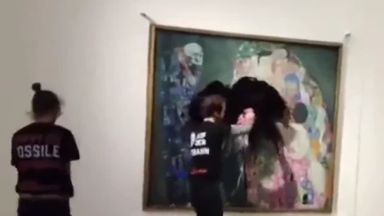 Dos activistas arrojan petróleo la obra 'Muerte y vida' de Klimt en el museo Leopold de Viena Dos activistas arrojan petróleo la obra 'Muerte y vida' de Klimt en el museo Leopold de Viena