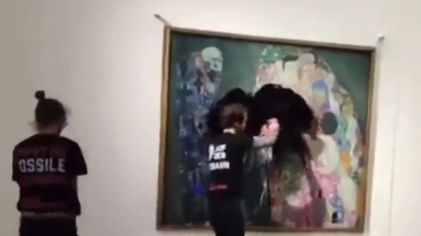 Dos activistas arrojan petróleo la obra 'Muerte y vida' de Klimt en el museo Leopold de Viena Dos activistas arrojan petróleo la obra 'Muerte y vida' de Klimt en el museo Leopold de Viena