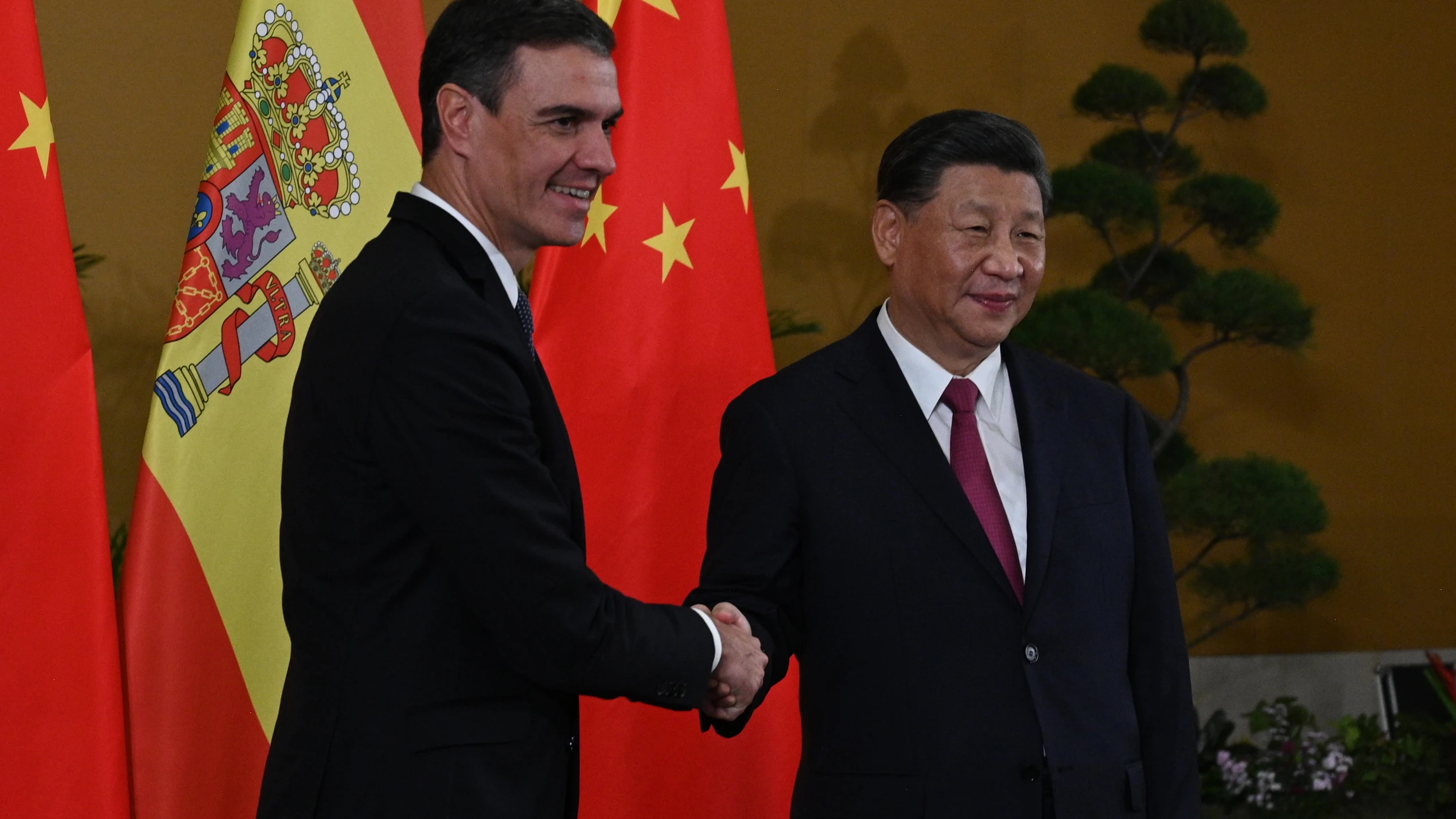 Pedro Sánchez y Xi Jinping se dan la mano