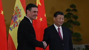 Pedro Sánchez y Xi Jinping se dan la mano
