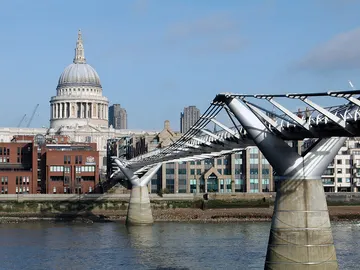 Millennium Bridge de Londres: ¿por qué es conocido popularmente como “puente tambaleante”? Millennium Bridge de Londres: ¿por qué es conocido popularmente como “puente tambaleante”?