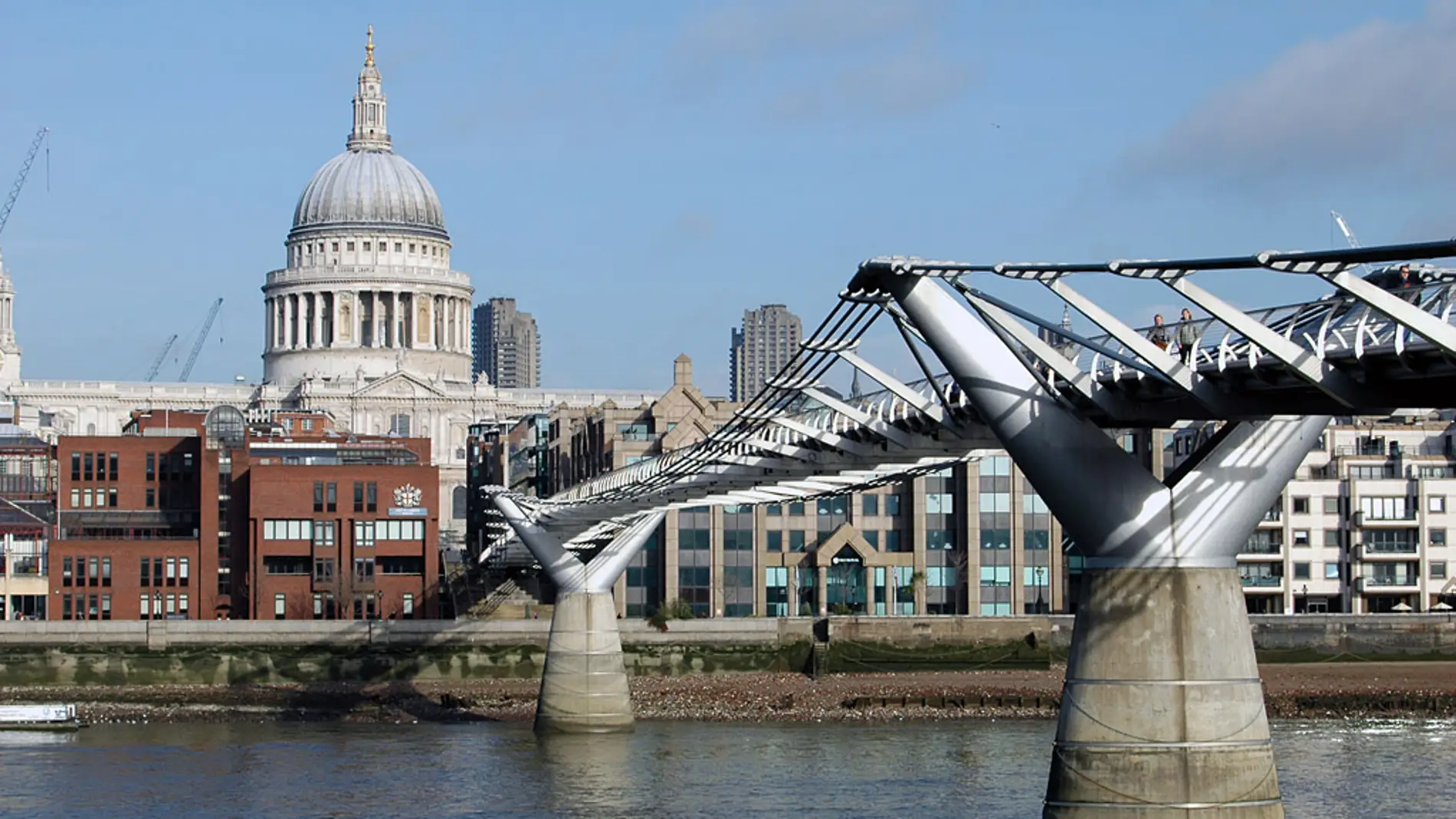 Millennium Bridge de Londres: ¿por qué es conocido popularmente como “puente tambaleante”?