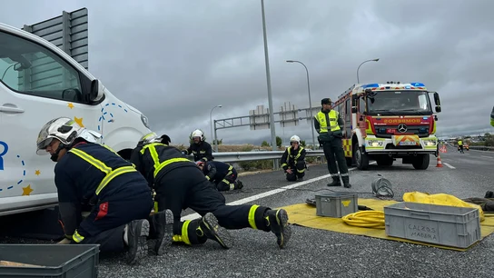 Los bomberos rescatan el cuerpo de la víctima atrapada debajo del vehículo. Los bomberos rescatan el cuerpo de la víctima atrapada debajo del vehículo.