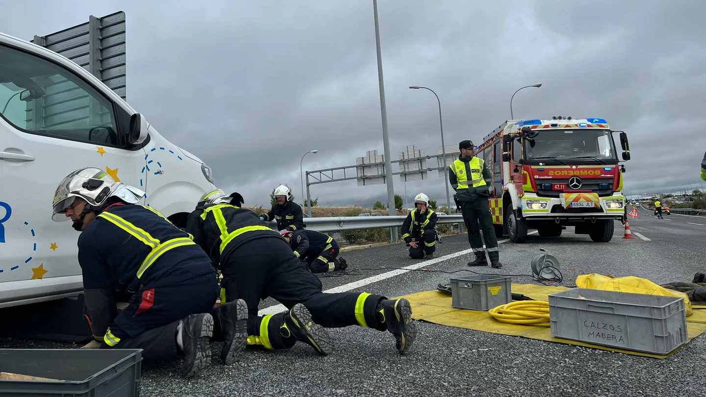Los bomberos rescatan el cuerpo de la víctima atrapada debajo del vehículo. Los bomberos rescatan el cuerpo de la víctima atrapada debajo del vehículo.
