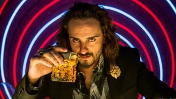Asier Etxeandia returns as Romeo for the final season of 'Sky Rojo'.