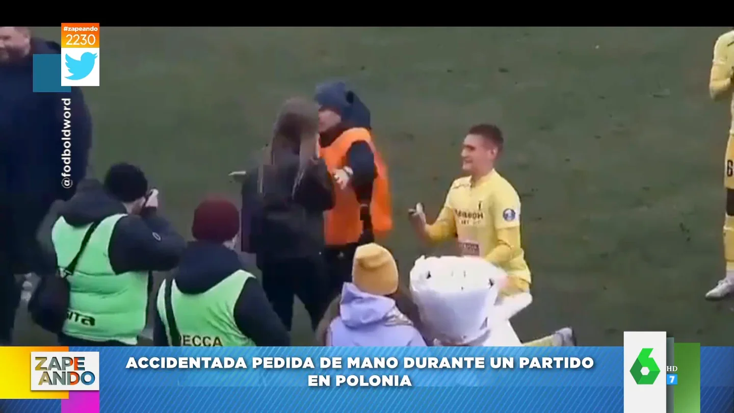 La accidentada pedida de este jugador de fútbol a su novia con empujón incluido La accidentada pedida de este jugador de fútbol a su novia con empujón incluido