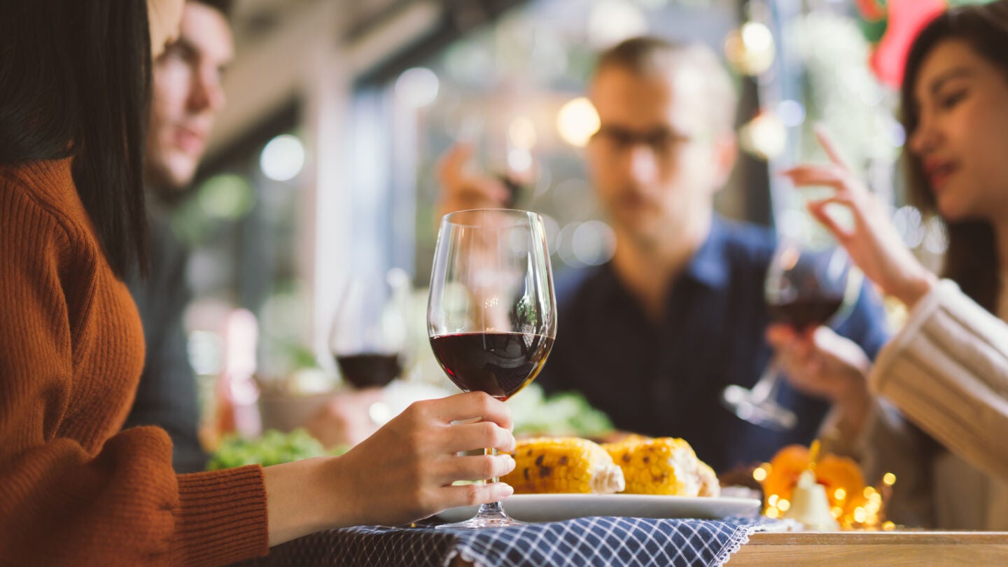 Amigos de cena de Navidad en un restaurante