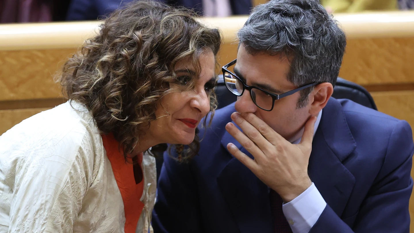 Félix Bolaños charla con María Jesús Montero en el Senado Félix Bolaños charla con María Jesús Montero en el Senado