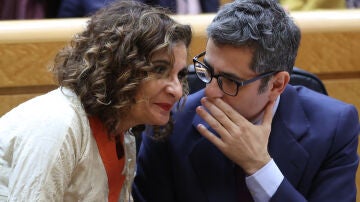 Félix Bolaños charla con María Jesús Montero en el Senado