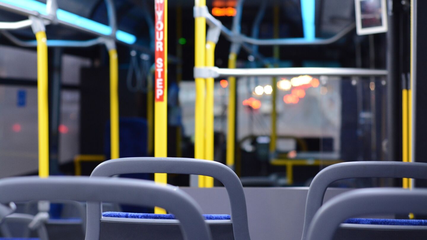 Imagen de archivo del interior de un autob&uacute;s