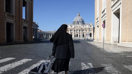 Imagen de archivo de una monja en Italia. Imagen de archivo de una monja en Italia.