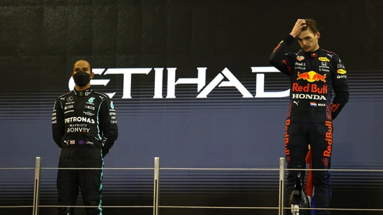 Lewis Hamilton y Max Verstappen, en el podio de Abu Dhabi Lewis Hamilton y Max Verstappen, en el podio de Abu Dhabi