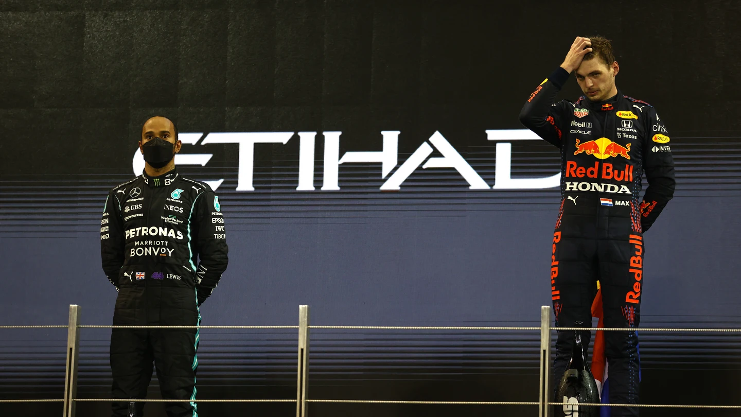 Lewis Hamilton y Max Verstappen, en el podio de Abu Dhabi Lewis Hamilton y Max Verstappen, en el podio de Abu Dhabi