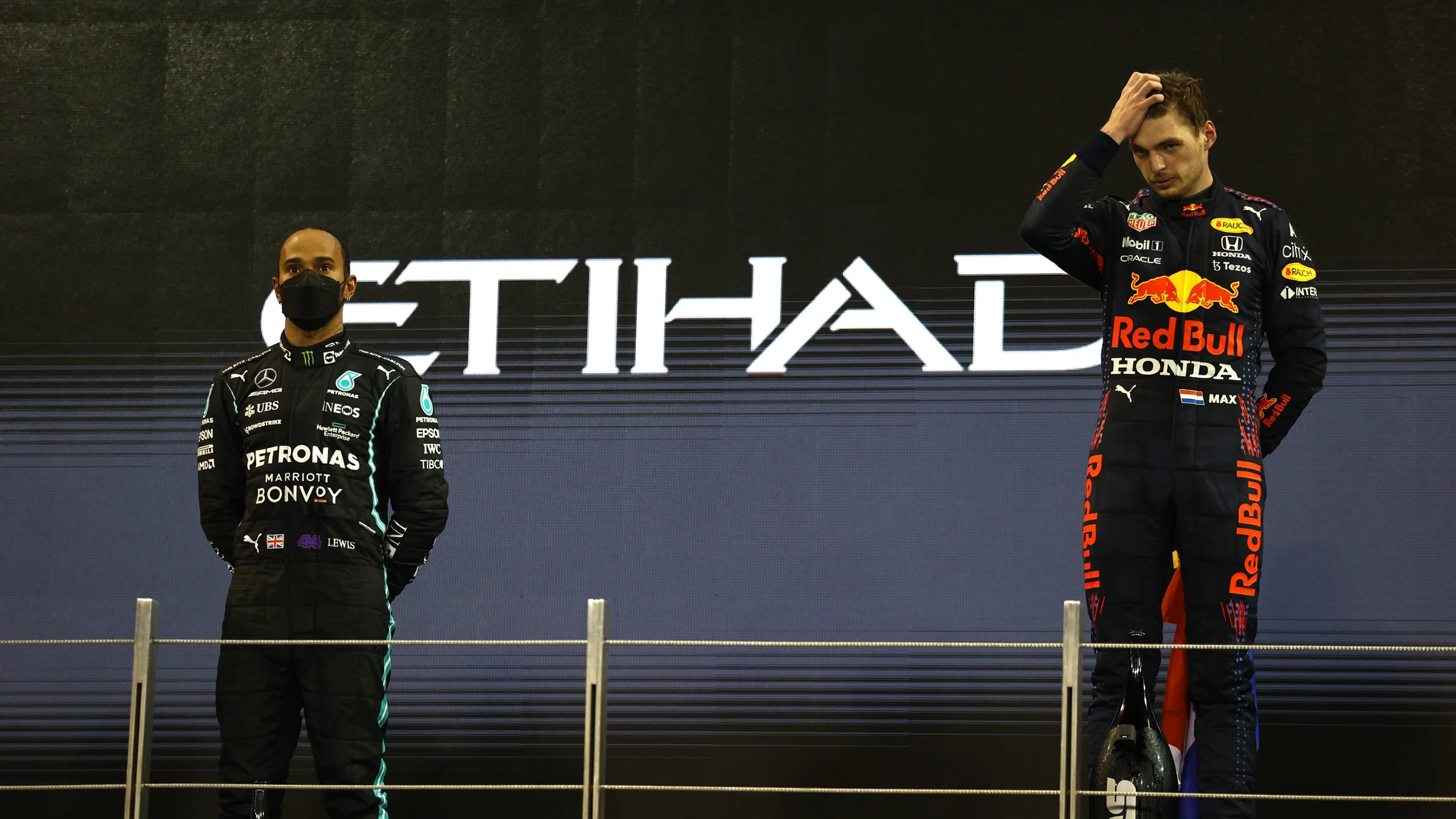 Lewis Hamilton y Max Verstappen, en el podio de Abu Dhabi