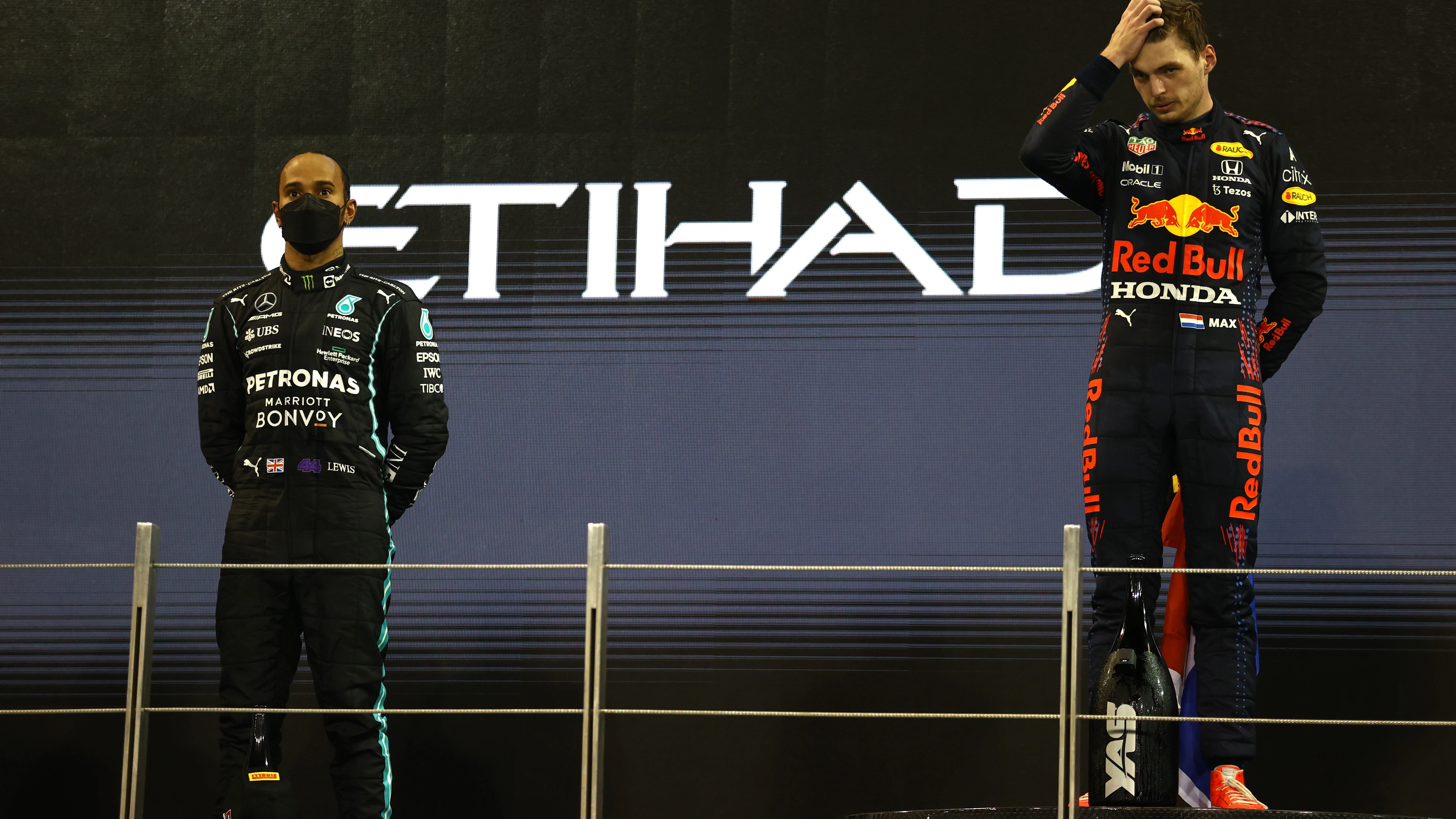 Lewis Hamilton y Max Verstappen, en el podio de Abu Dhabi