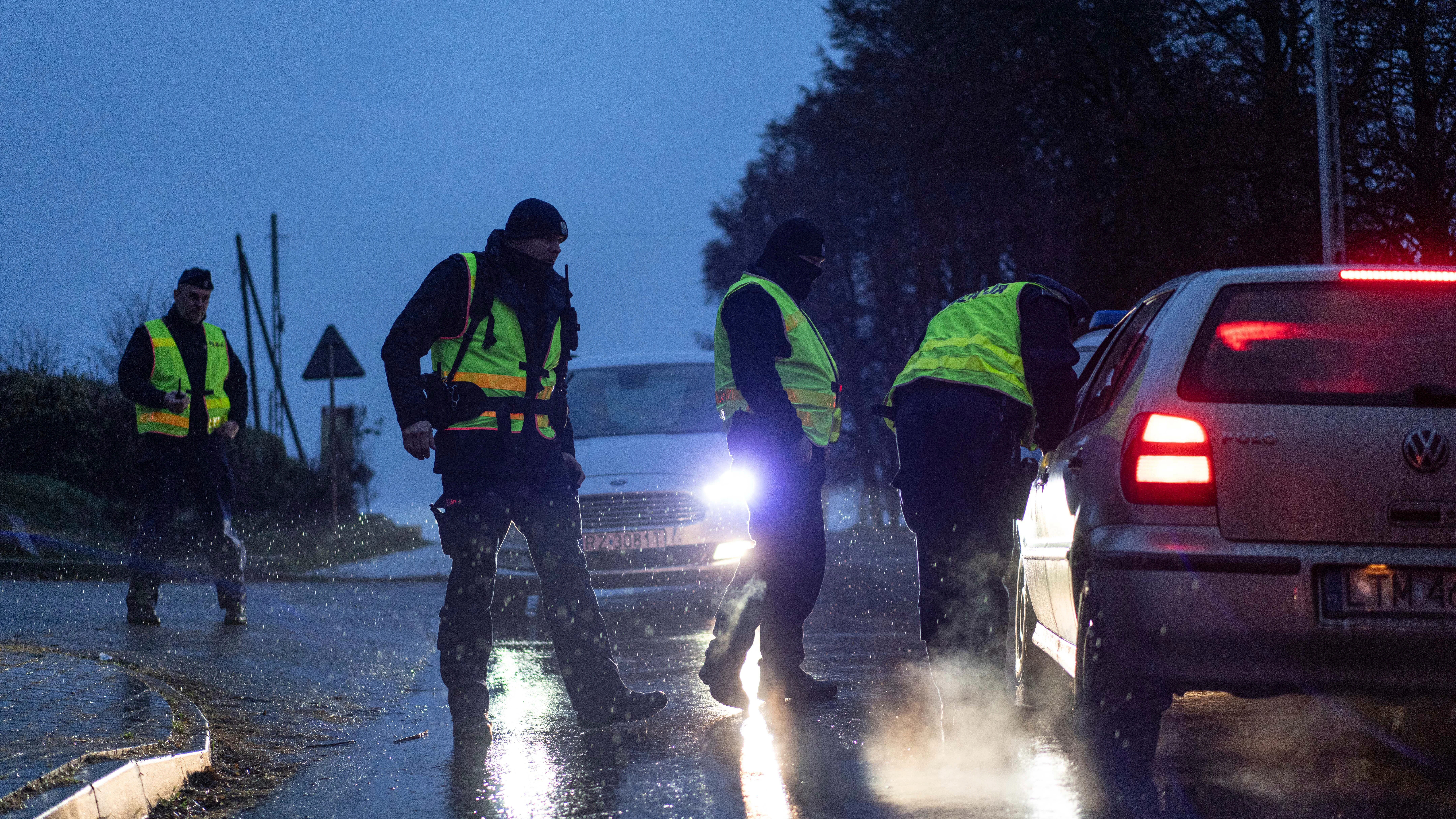  Agentes de Policía cerca del lugar del impacto del misil en territorio polaco