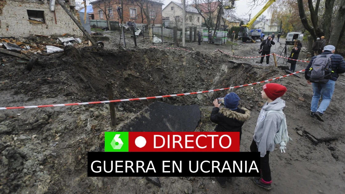  Cráter dejado por un bombardeo ruso en Solonka, Ucrania