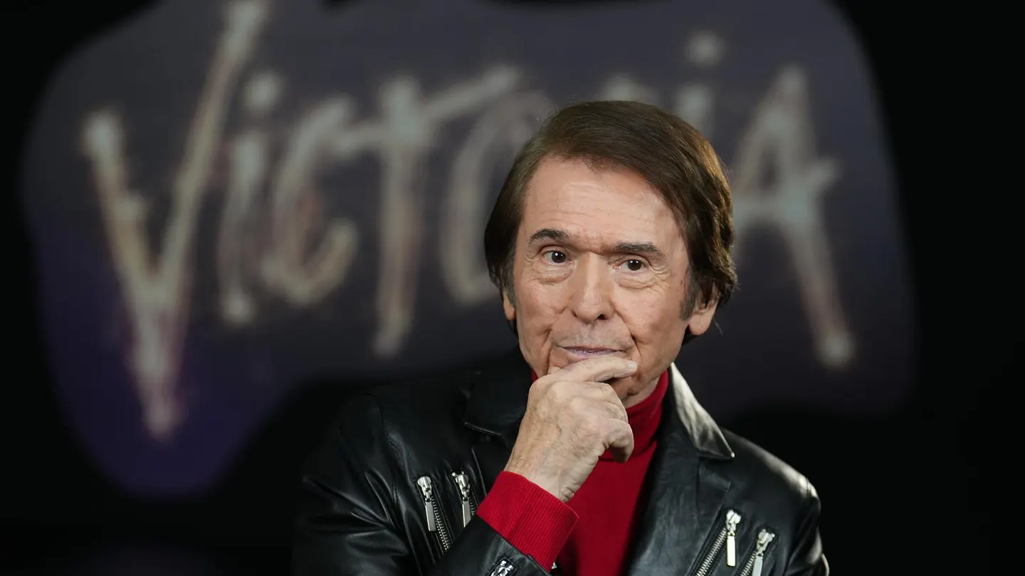 Raphael entona 'Victoria' en su nuevo disco: "Más joven, osado y descarado" Raphael entona 'Victoria' en su nuevo disco: "Más joven, osado y descarado"