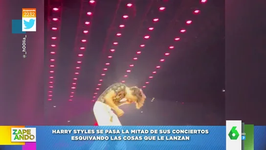 Harry Styles, ¿el cantante al que más cosas lanzan en el escenario? Desde caramelos al ojo a un balonazo en la entrepierna Harry Styles, ¿el cantante al que más cosas lanzan en el escenario? Desde caramelos al ojo a un balonazo en la entrepierna