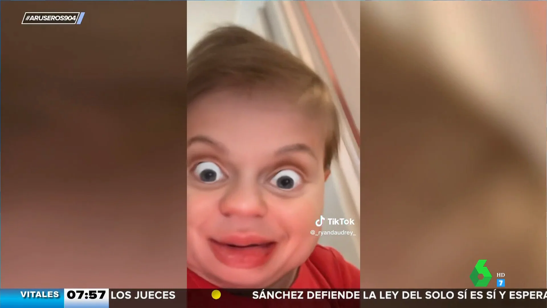 La cómica reacción de esta niña que se asusta con el filtro de la cámara del móvil