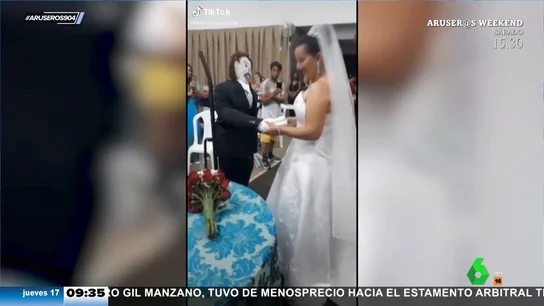 La señora que se casó con un muñeco de trapo acusa ahora a su 'marido' de serle infiel La señora que se casó con un muñeco de trapo acusa ahora a su 'marido' de serle infiel