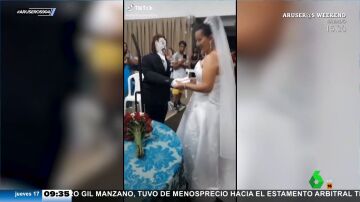 La señora que se casó con un muñeco de trapo acusa ahora a su 'marido' de serle infiel