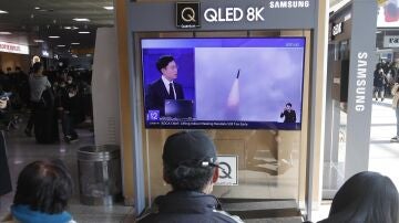 Pantalla de televisión en Corea del Sur con la noticia del lanzamiento del misil norcoreano 