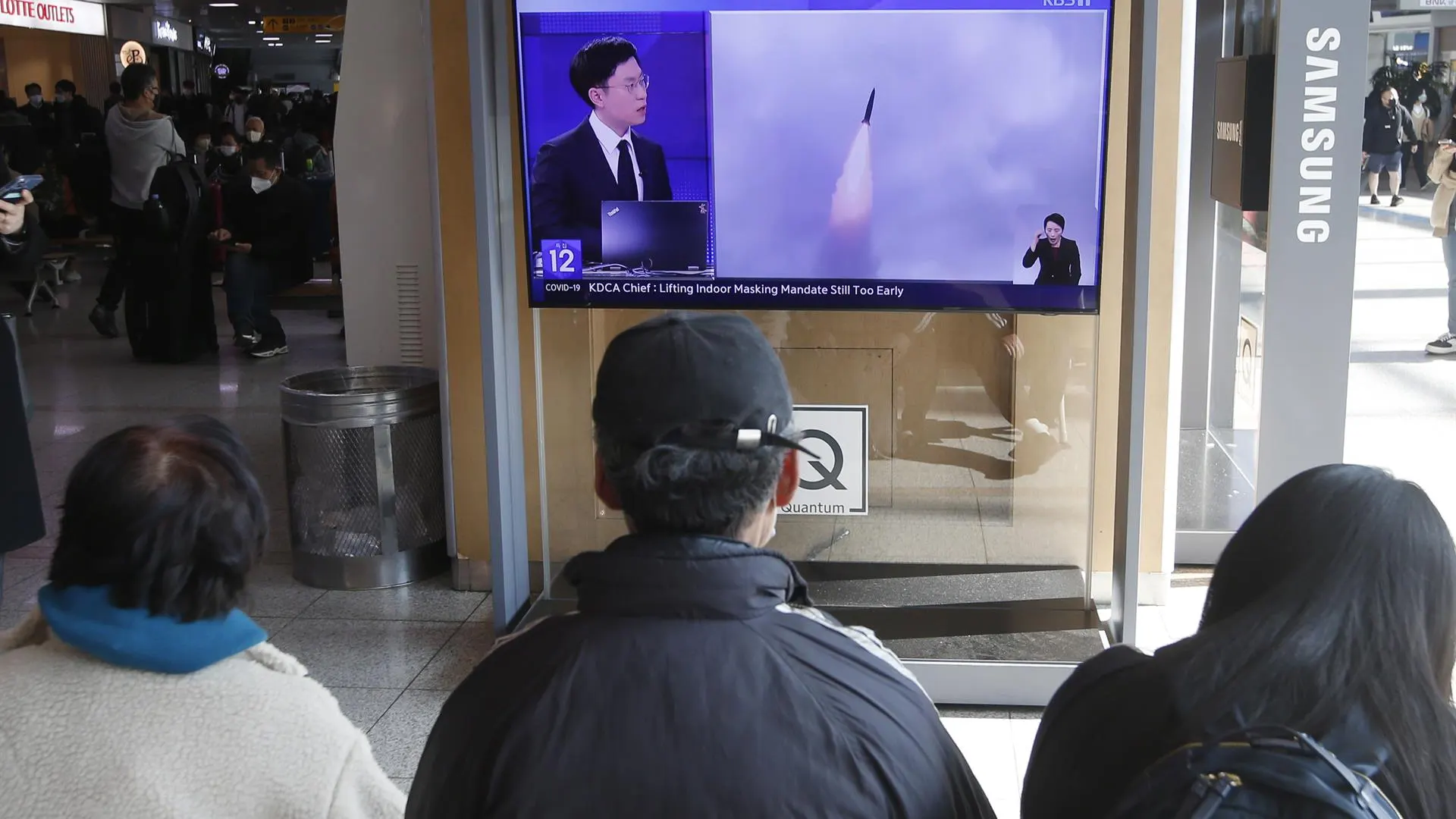 Pantalla de televisión en Corea del Sur con la noticia del lanzamiento del misil norcoreano 