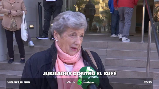 Jubilados se rebelan contra el bufé de un hotel del Imserso: "Eso hay hijo de madre que se lo coma" Jubilados se rebelan contra el bufé de un hotel del Imserso: "Eso hay hijo de madre que se lo coma"