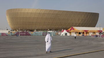 Un qatarí pasea frente al estadio Lusail, en Doha (Qatar).