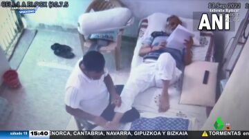 Pillan a un ministro preso en pleno masaje privado en su celda