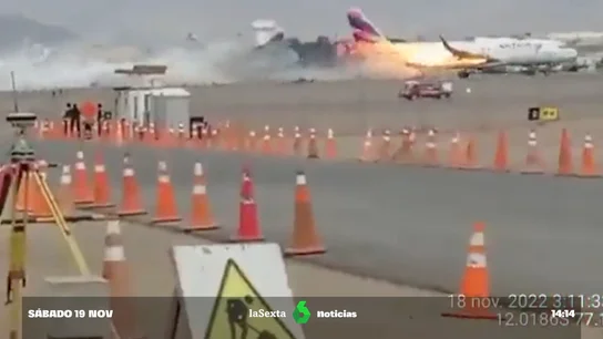 Mueren dos bomberos al impactar su vehículo con el ala de un avión en el aeropuerto de Lima Mueren dos bomberos al impactar su vehículo con el ala de un avión en el aeropuerto de Lima