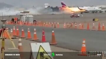 Mueren dos bomberos al impactar su vehículo con el ala de un avión en el aeropuerto de Lima
