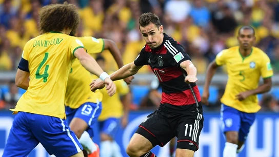Klose, con Alemania, ante el brasileño David Luiz Klose, con Alemania, ante el brasileño David Luiz