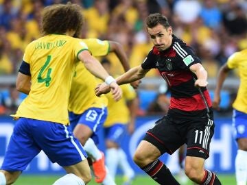 Klose, con Alemania, ante el brasileño David Luiz