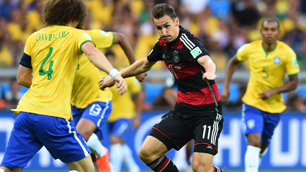 Klose, con Alemania, ante el brasileño David Luiz