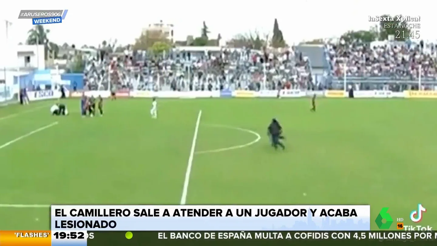 El curioso caso del camillero que sale al campo para atender a un jugador y se lesiona antes de llegar a él El curioso caso del camillero que sale al campo para atender a un jugador y se lesiona antes de llegar a él