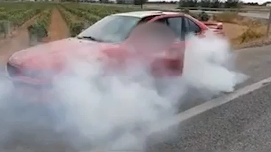 Un conductor quema rueda en una carretera de Tomelloso Un conductor quema rueda en una carretera de Tomelloso