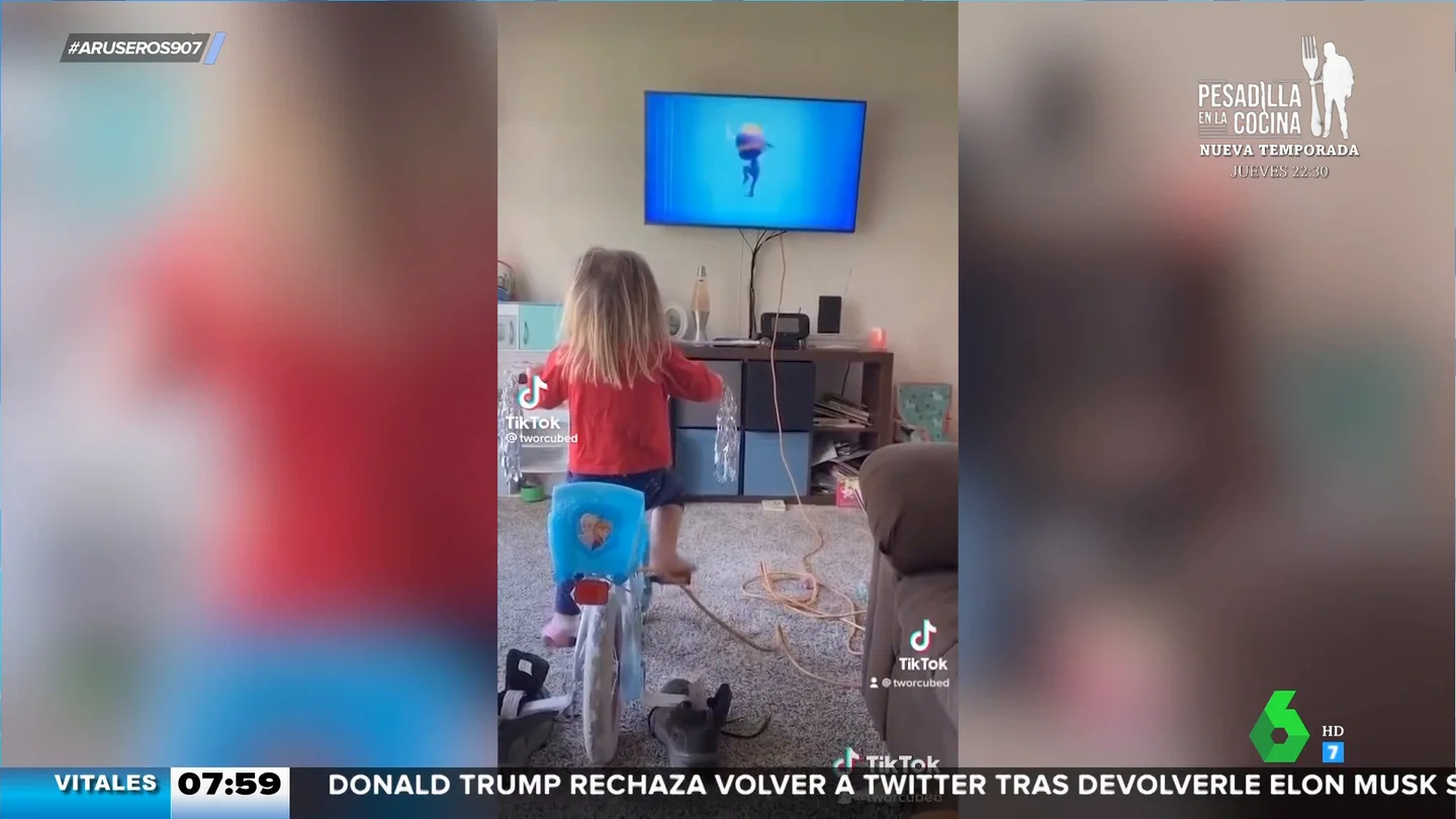 El curioso método para que esta niña haga ejercicio: no puede ver la tele si no pedalea El curioso método para que esta niña haga ejercicio: no puede ver la tele si no pedalea